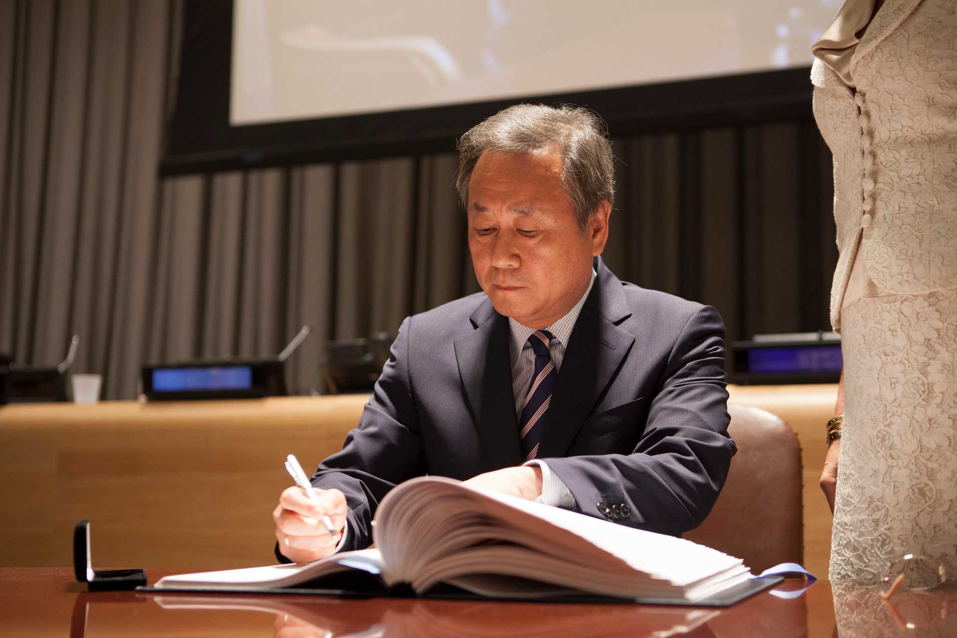 Photo of a korean politician signing of the Arms Trade Treaty in 2013.